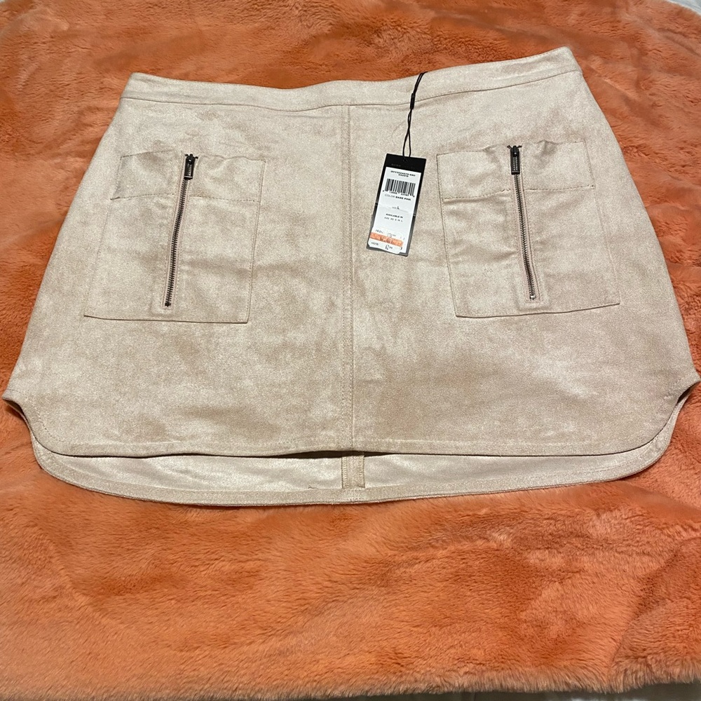 Beautiful BCBG mini skirt